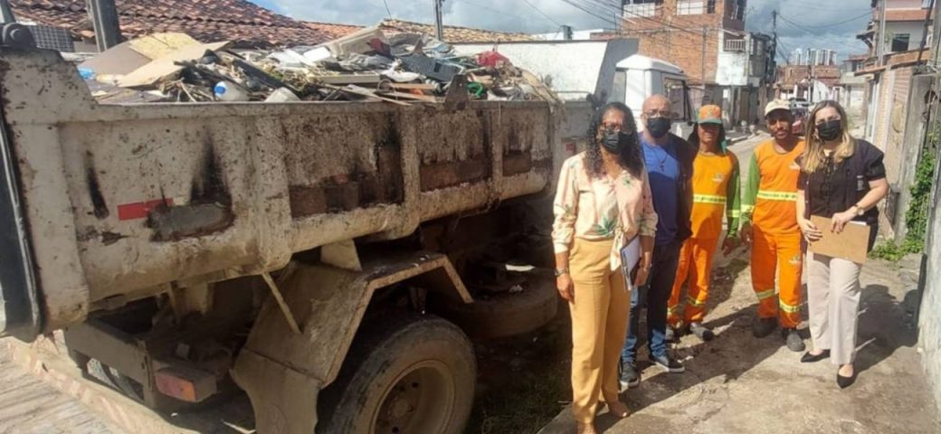Ação de secretaria municipal desobstrui passeio tomado por materiais inservíveis no bairro Caseb