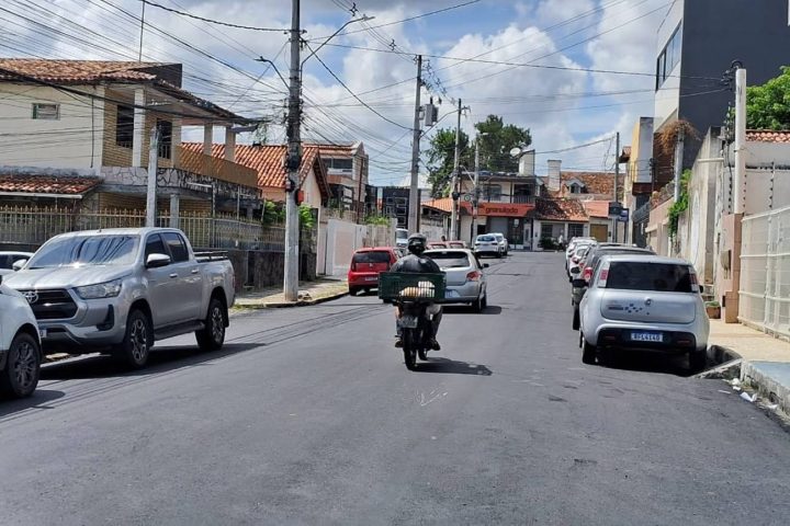 Trecho da rua Álvaro Simões, no centro de Feira de Santana, passa por obra de requalificação