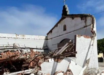 Igreja desaba em município do interior da Bahia; parede que sustenta imagem de Jesus Cristo fica de pé