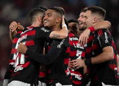 Flamengo goleia Vitória por 8 a 0 no maior placar da história do Brasileirão em pontos corridos
