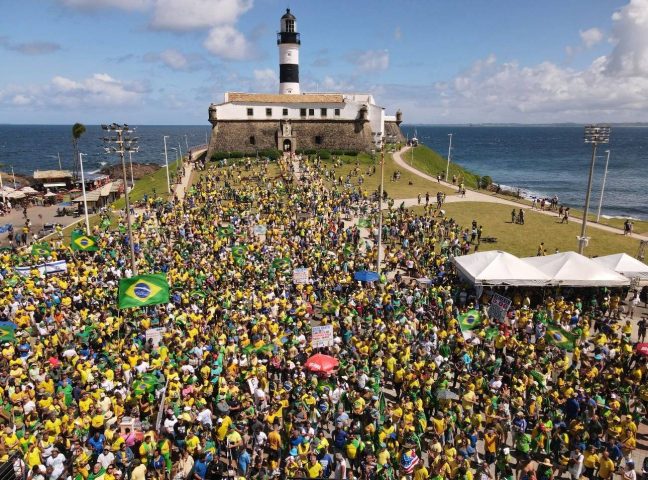 Apoiadores do ex-presidente Jair Bolsonaro realizam manifestação em Salvador