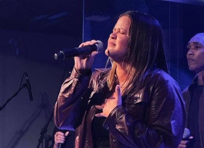 Cantora Rose Souza leva mensagem de fé e superação a eventos no Brasil e exterior