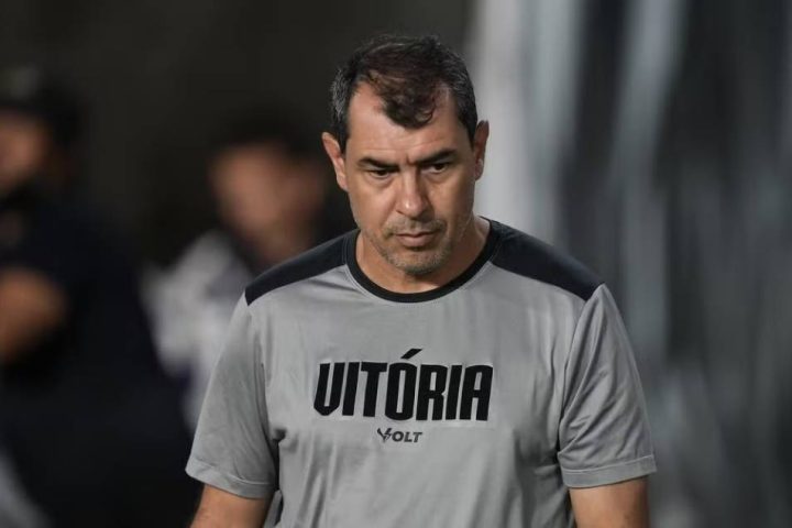 Vitória demite técnico Fábio Carille após goleada contra Flamengo