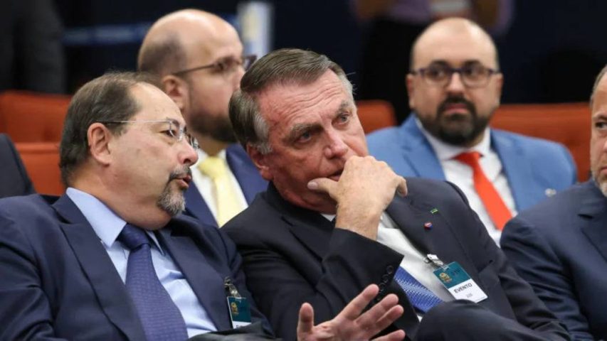 Jair Bolsonaro já está no quarto e cirurgia não teve intercorrências, dizem médicos