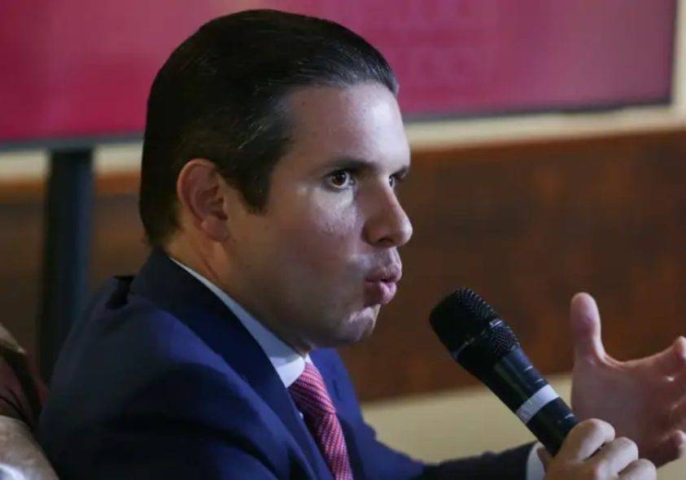 Câmara dos Deputados analisa afastamento de 15 parlamentares após confusão no plenário