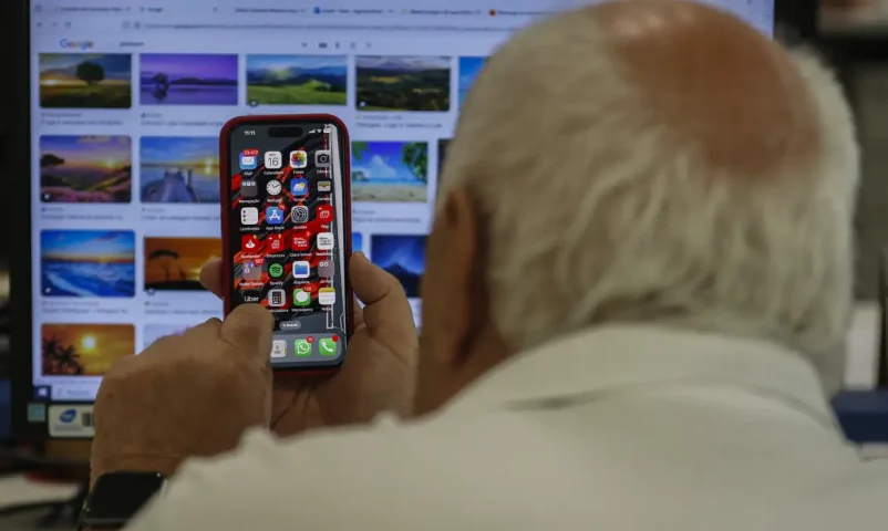 Idosos passam a ser o terceiro maior grupo de internautas na Bahia, segundo IBGE