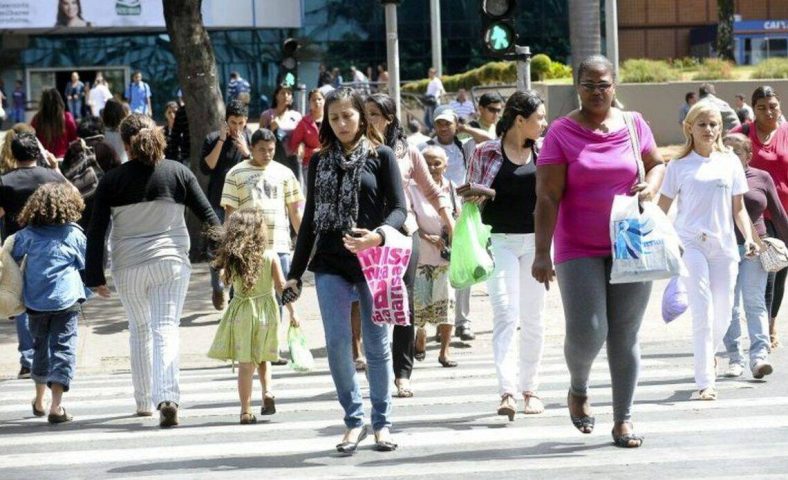 Brasil tem menos homens do que mulheres, aponta dados do IBGE e PNAD