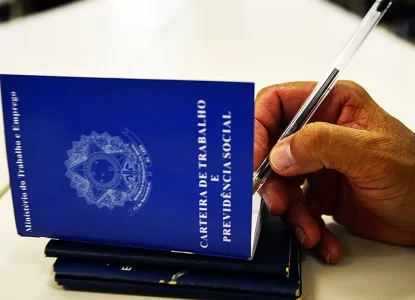 Taxa de desemprego no trimestre encerrado em agosto fica em 5,6% e repete recorde de menor patamar