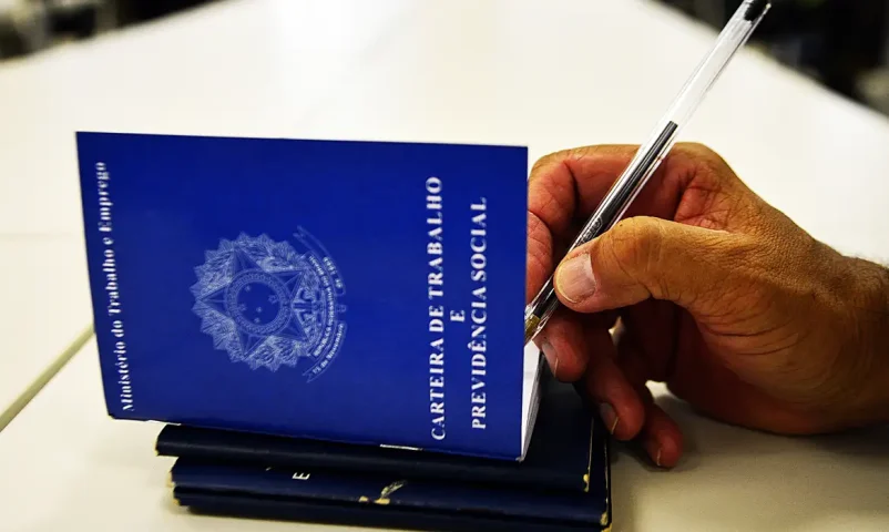 Taxa de desemprego no trimestre encerrado em agosto fica em 5,6% e repete recorde de menor patamar