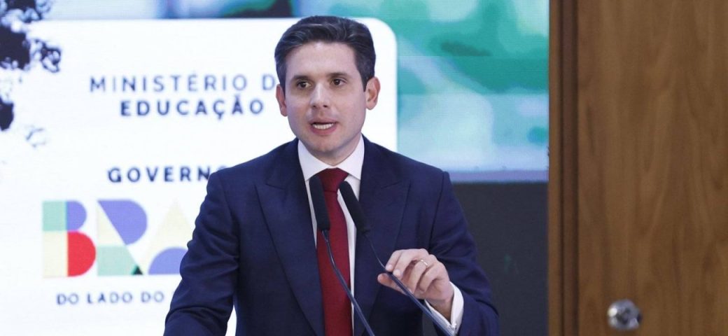 Hugo Motta se reúne com líderes para discutir projeto de anistia do 8 de janeiro