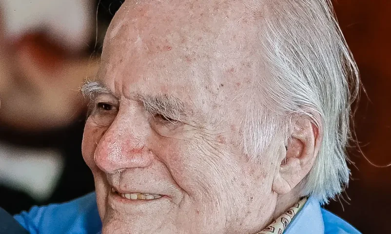 Morre aos 91 anos jornalista Mino Carta, fundador das revistas Veja e Carta Capital