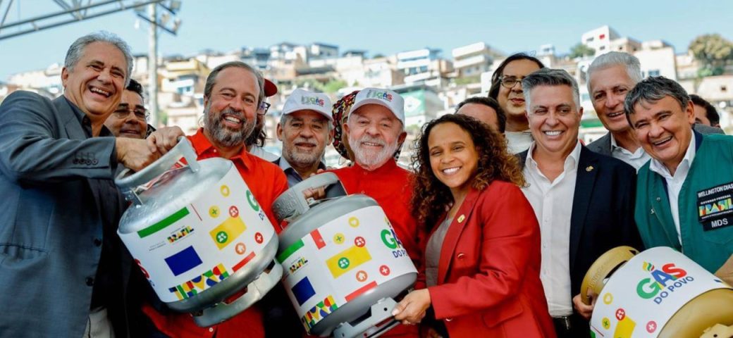 Quase 2 milhões de famílias baianas receberão botijão de gás gratuito; veja quem terá direito