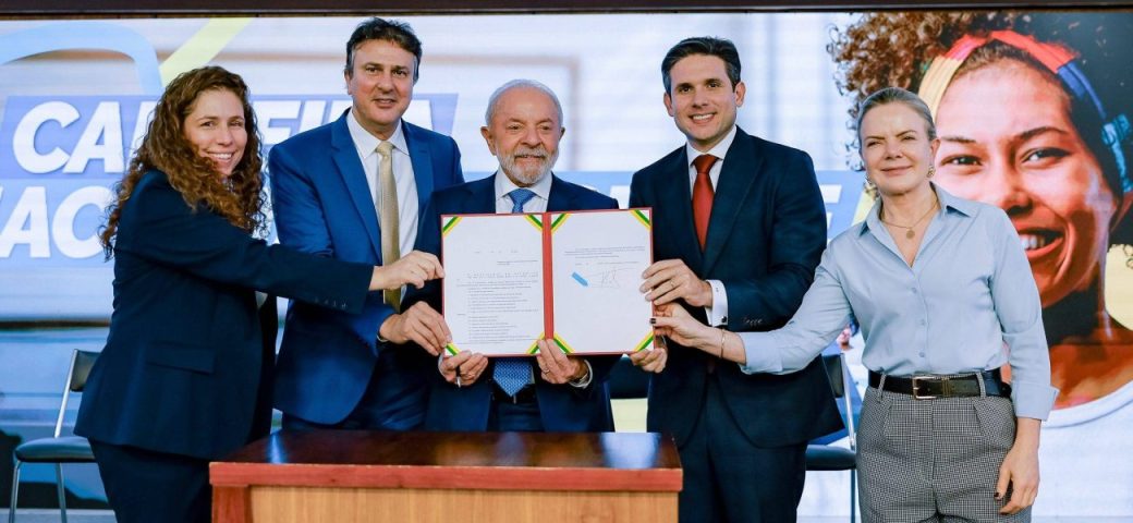 Lula sanciona lei que cria Carteira Nacional de Docente com benefícios exclusivos para professores