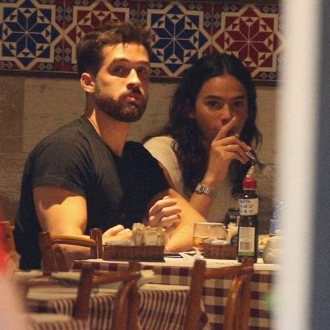 Reataram relacionamento? Atores Bruna Marquezine e João Guilherme são flagrados juntos em restaurante