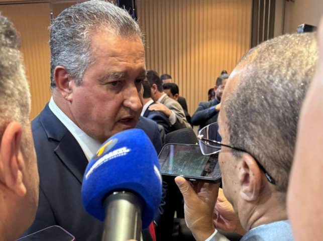 Comitiva de Feira de Santana entrega carta de pautas ao ministro Rui Costa durante Missão Brasília