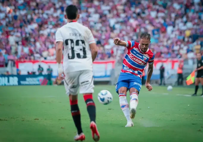 Em jogo de desesperados, Vitória é superado pelo Fortaleza no Brasileirão 2025