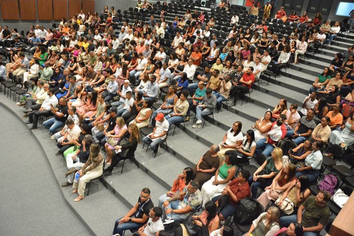 Mais 128 novos servidores públicos municipais são empossados em Feira de Santana