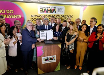 Sancionadas leis que preveem reajustes salariais para mais de 45 mil servidores estaduais na Bahia