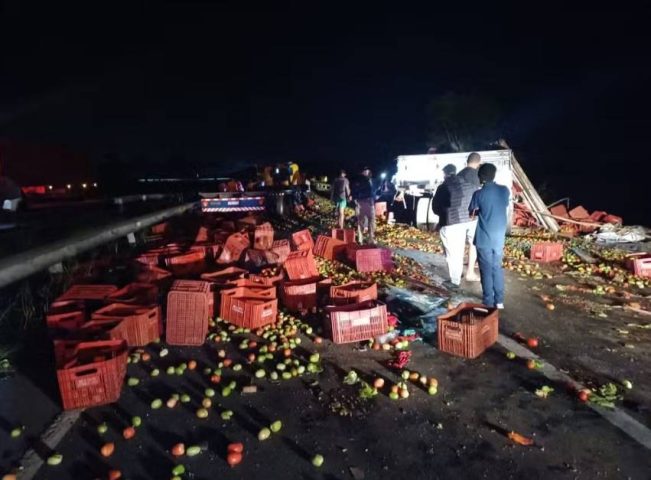 Três pessoas morrem e uma fica em estado grave após batida entre caminhões e carro na BR-116