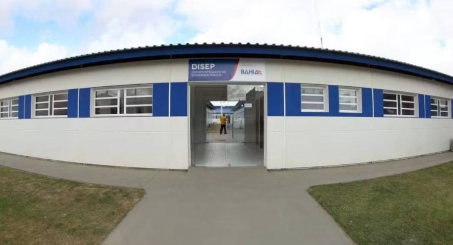 Polícia está procura de homem que mantinha menor de 16 anos e mais duas crianças em cárcere privado em Serrinha