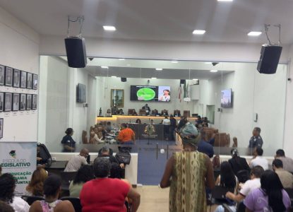 Pacientes protestam na Câmara de Feira de Santana após vazamento de dados de pessoas com HIV e cobram retomada do passe livre