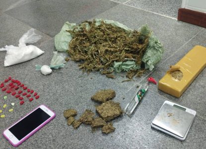 Mulher é presa em Feira de Santana suspeita de tráfico de drogas