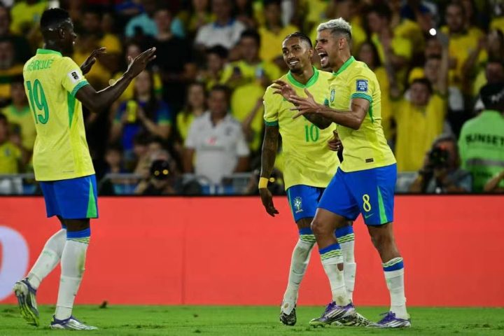 Brasil brilha no Maracanã e atropela Chile por 3 a 0 pelas Eliminatórias da Copa do Mundo 2026
