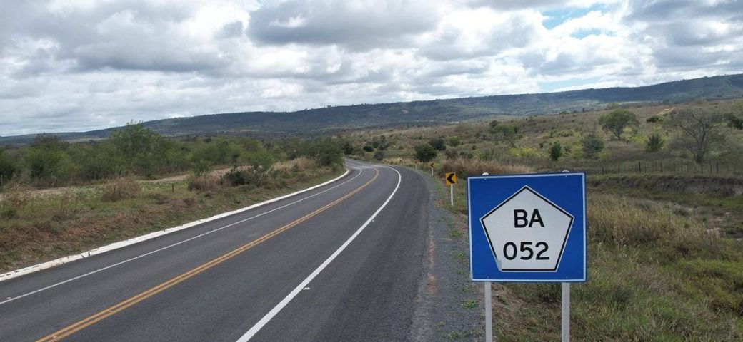 Acidente entre carro onde estavam secretários estaduais e deputado e motocicleta deixa um morto em rodovia baiana