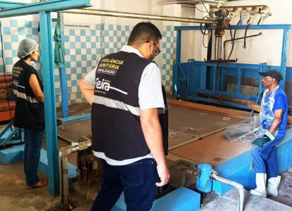 Fábrica de gelo é fechada em Feira de Santana após irregulares serem constatadas