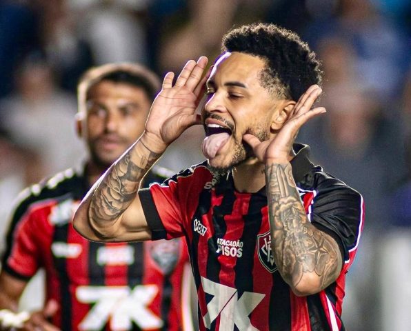 Brasileirão 2025: Vitória supera Santos na Vila Belmiro e embola briga contra rebaixamento