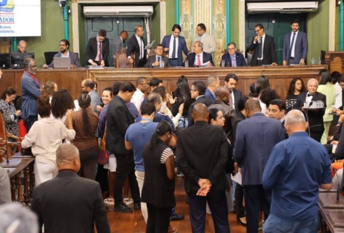 Projeto de lei veta som, palcos e prevê multas de até R$ 15 mil na orla de Salvador