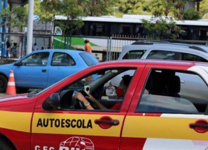 Fim da exigência da autoescola pode baratear CNH em até 80%, estima governo federal