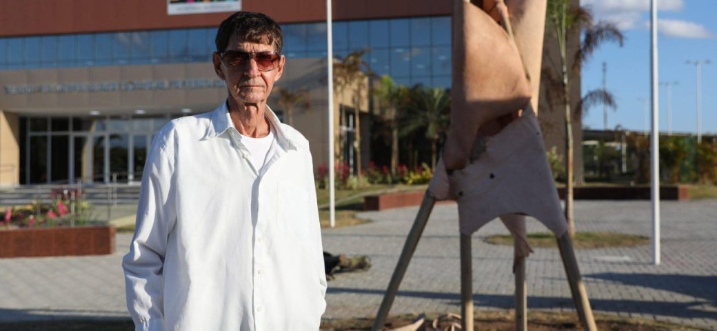 Memória restaurada: artista Juraci Dórea recria obra na UEFS