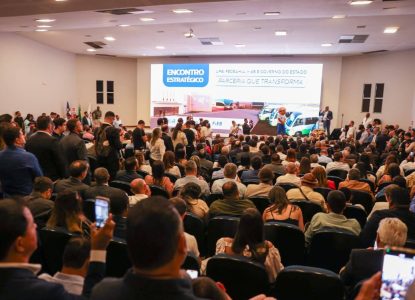 UPB homenageia João Durval Carneiro durante encontro que reuniu prefeitos de toda Bahia