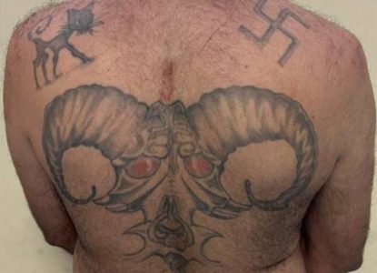 Polícia prende homem com tatuagens de símbolo nazista em Feira de Santana