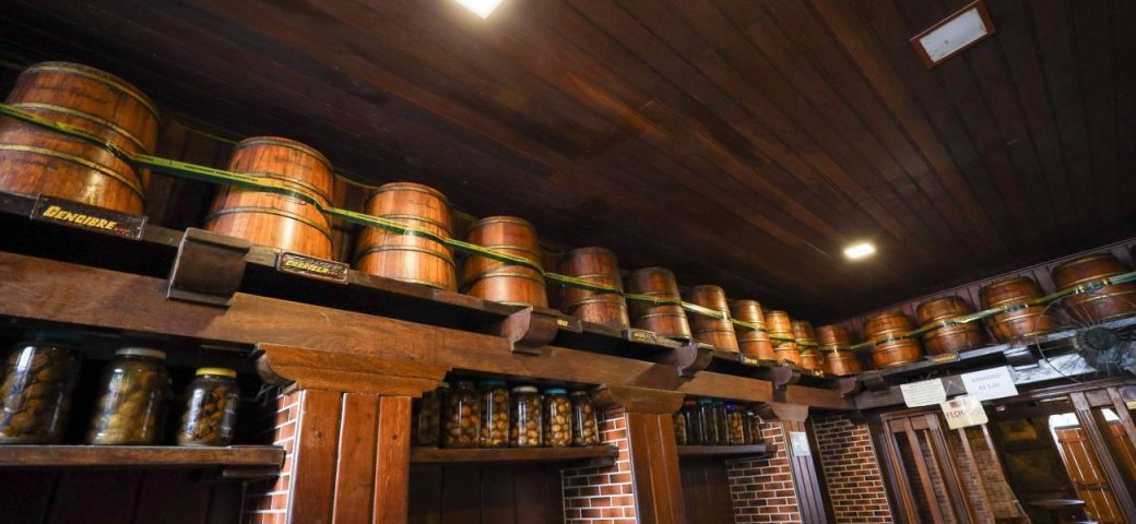 Tradicional bar no Pelourinho, em Salvador, reabre após liberação do Ministério da Agricultura