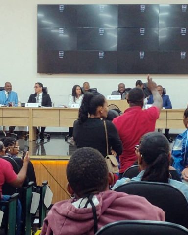 VÍDEO: votação em Câmara no interior da Bahia tem acorrentado e intervenção policial