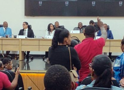 VÍDEO: votação em Câmara no interior da Bahia tem acorrentado e intervenção policial
