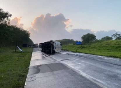 Tombamento de caminhão volta expor condições precárias na BR-324; DNIT dá prazo de até sete meses para resolver