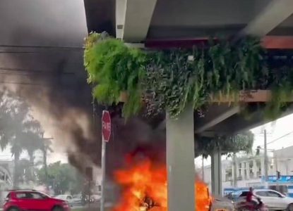 Veículo pega fogo em plena Avenida Getúlio Vargas em Feira de Santana