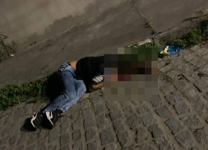 Jovem de 23 anos, vítima de tiros, morre no bairro Tomba