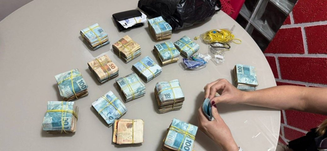 Vereador baiano é preso com R$ 130 mil em casa durante operação policial contra facção