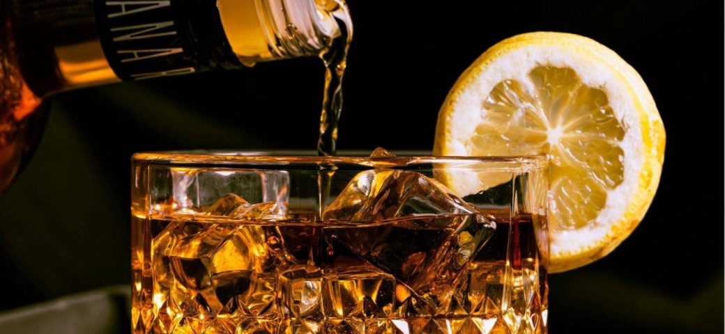 Bebidas adulteradas com metanol preocupam país e caso de adulteração já foi registrado em Feira de Santana