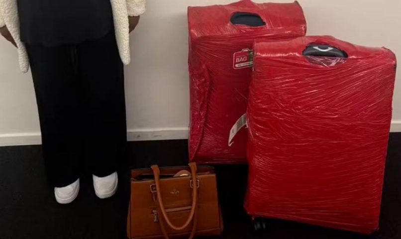 Mulher presa em aeroporto na Suíça com 8kg de cocaína faz parte de grupo especializado em tráfico internacional de drogas