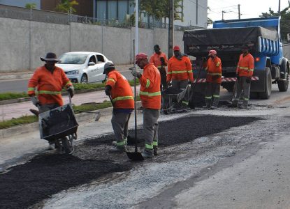 Prefeitura de Feira de Santana aciona oito equipes para operação tapa-buraco em vários pontos da cidade