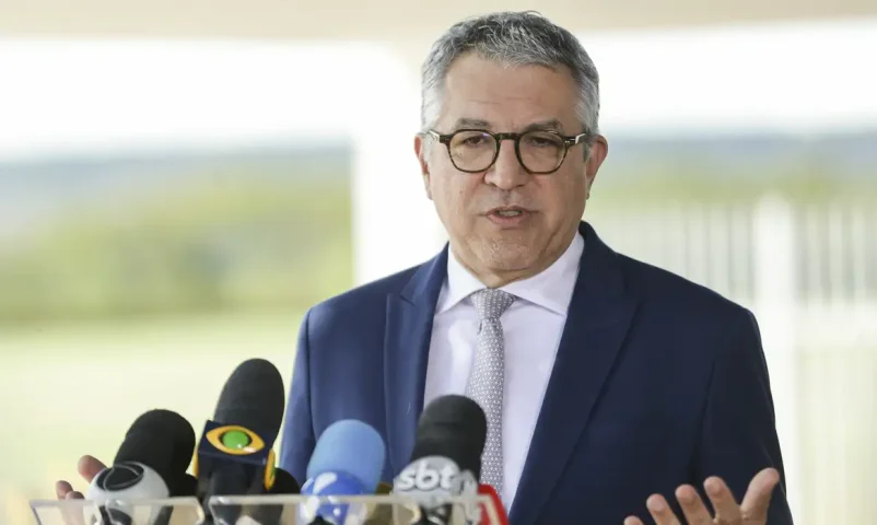 Ministério da Saúde cria gabinete de crise após surto de intoxicação por metanol no Brasil