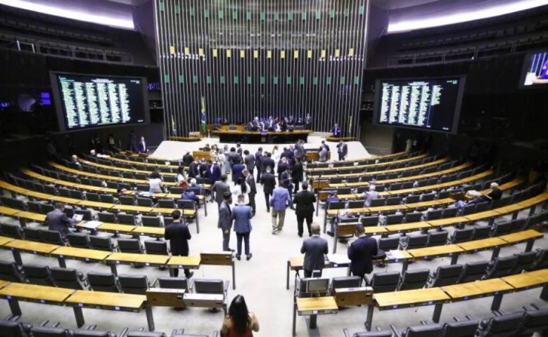 Câmara dos Deputados aprova prisão de até 15 anos para quem alterar bebidas e causar morte