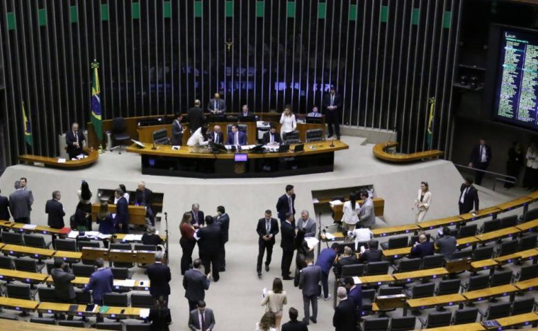 Câmara dos Deputados aprova licença menstrual de até dois dias consecutivos