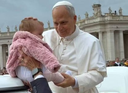 Bebê baiana de sete meses é abençoada por papa Leão XIV no Vaticano