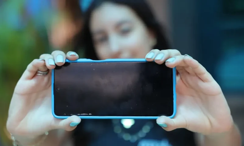 Uso da internet nas escolas por estudantes registra queda de 37%, aponta estudo